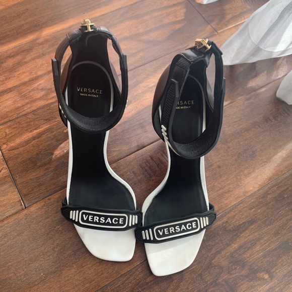 Versace heels - Picture 1 of 6